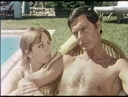 Louis Jourdan et Caroline Cartier, dans Plus ça va, maoins ça va (1977), de Michel Vianey